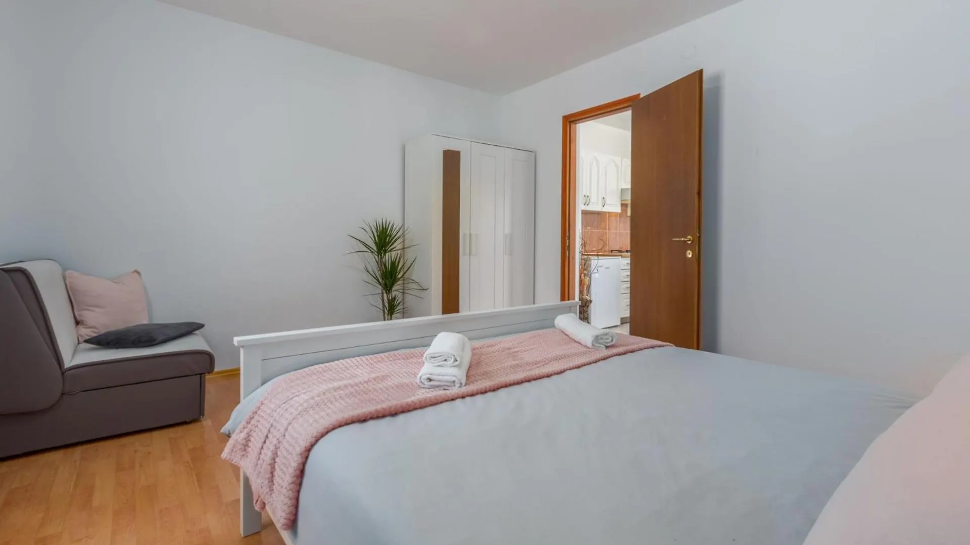 Villa Morena Mit Pool, Garten, Umgeben Von Natur Tinjan Prázdninový dům